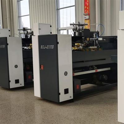 Het semi Automatische Kartondoos het Stikken Stuk van Machine 2000 Modeldouble servo single