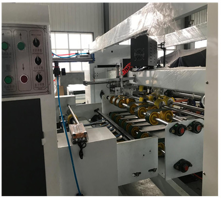 Hoog snelheid volledig automatische gegolfde doos naaimachine voor papierplaten