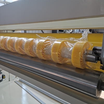 High Speed 2200mm NC Cutter gegolfde karton productielijn
