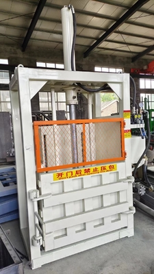 Verticale hydraulische drukbaler en afvalpapierbaler