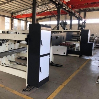 Flexofoldermachine voor het omzetten van gegolfd karton in karton