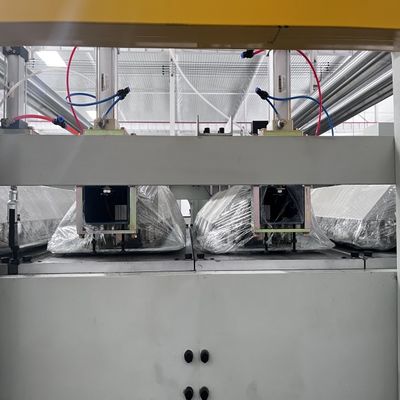 Dubbele golfkartonmachine met 5 lagen, economische snelheid 120-180 m/min, pneumatische persplaat met 7 groepen voor verpakking