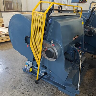 Vierdelige kartonnen stansmachine met golfkarton met een snelheid van 20 ± 2 slagen/min en continu drukken snijtijdvertraging model