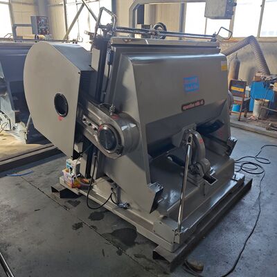 Elektrische gegolfde karton die snijmachine met 5,5 kW motorvermogen en handmatige voedingsmethode om een soepele werking te garanderen