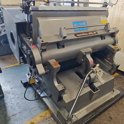 Tin Brons Koperen Bus Kartonnen Doos Stansmachine Elektrische Olie Toevoermethode Geschikt Voor Precisie Snijden En Productieprocessen