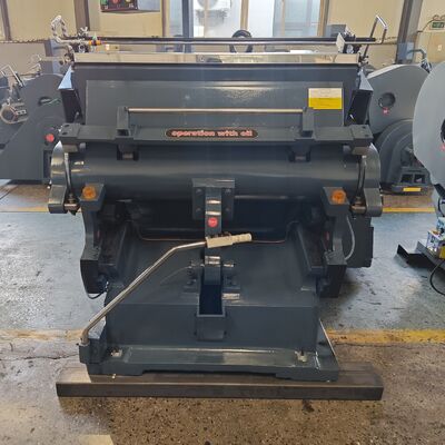 Handmatige Stans- en Rilmachine Golfkarton Stansmachine met Elektrische Zuigplaat Remkoppeling Ideaal voor het Maken van Karton