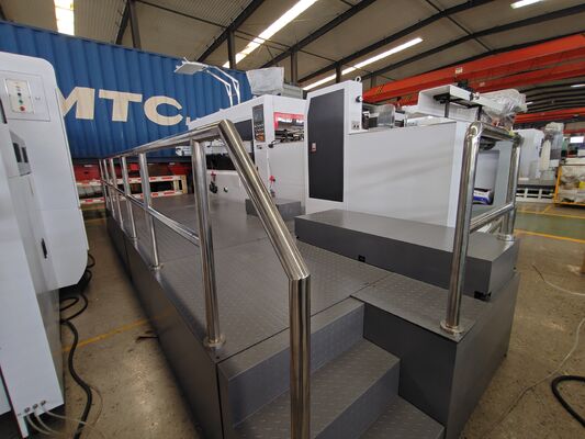 Hoogprecisie gegolfde karton die snijmachine met lood randvoeder en Rikko licht voorste laag detectie systeem voor controle