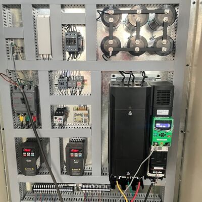 Machine voor de productie van golfkartonnen dozen met hoge capaciteit, voorzien van continue toevoer en stapeling voor grootschalige productie