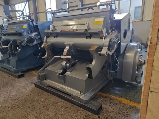 ML1200 Handmatige golfkartonsnijmachine met 20 stuks per minuut, snelheid en afmeting 1200 * 830 mm, voorzien van vier veiligheidssystemen