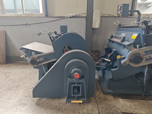 Semi-automatische ML750 matrassnijmachine met vier beveiligingsonderdelen en elektrische zuigplaatremkoppeling voor golfkarton van 750 x 520 mm