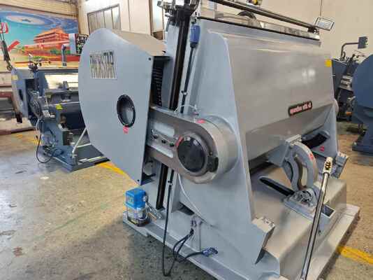 ML1500 Halfautomatische kartonnen rollensnijmachine met elektrische zuigplaatremkoppeling en vier beveiligingsonderdelen voor veilige bediening