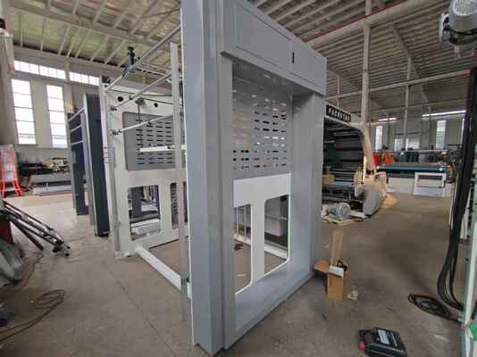 HL1600 automatische golfkarton lamineermachine met max. lamineerformaat van 1600 x 1250 mm, snelheid van 5500 vel/uur en PLC-programmabesturing
