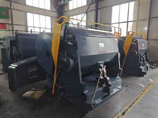 ML1400 Halfautomatische gegolfde kartonnen matrassnijmachine ML1400 met elektrische zuigplaat, remkoppeling en vier beveiligingsonderdelen die de veiligheid waarborgen