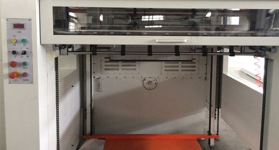 Semiautomatische Vlakbed Golfkarton Stansmachine met 4500 stuks/uur Capaciteit voor Rillen en Stansen